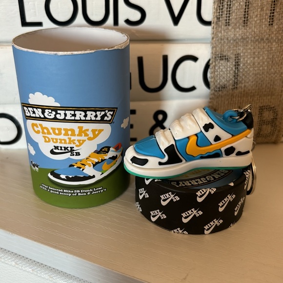 RUBBER KEYCHAIN, COMES WITH BOX - Picture 2 of 3